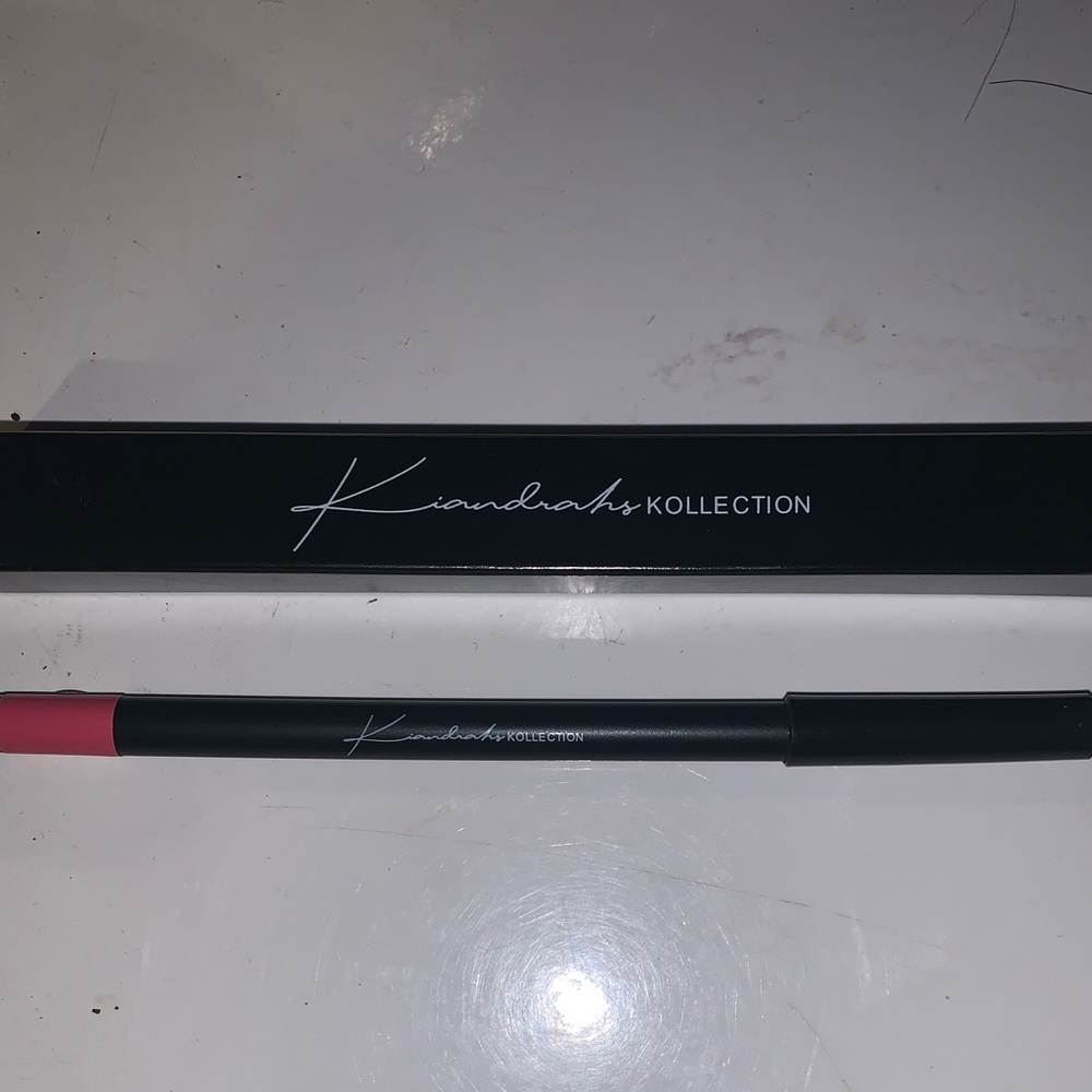 Lip liner, lashes and more ❤️